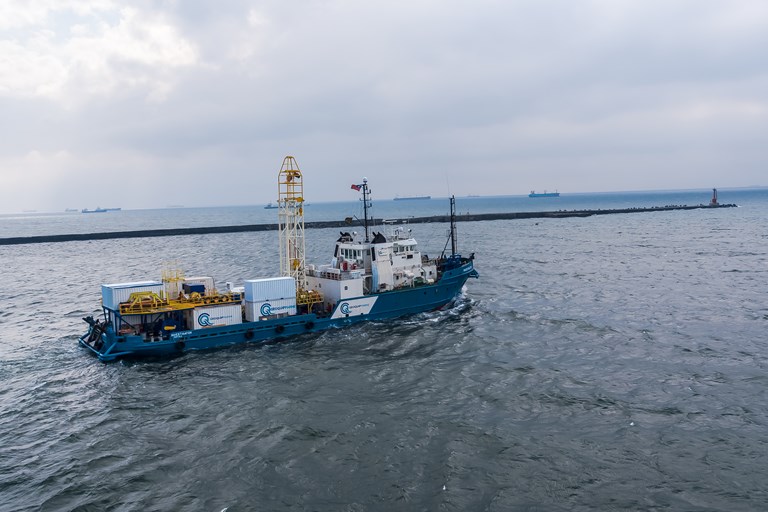 MV Investigator heading out to sea with GMR300 drilling rig